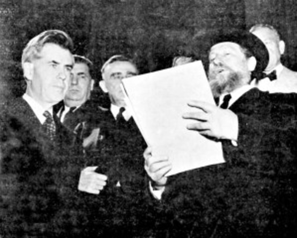 Rabbi Eliezer Silver reads the group’s petition aloud on the steps of the U.S. Capitol, as Vice President Henry Wallace listens. /The David S. Wyman Institute for Holocaust Studies
